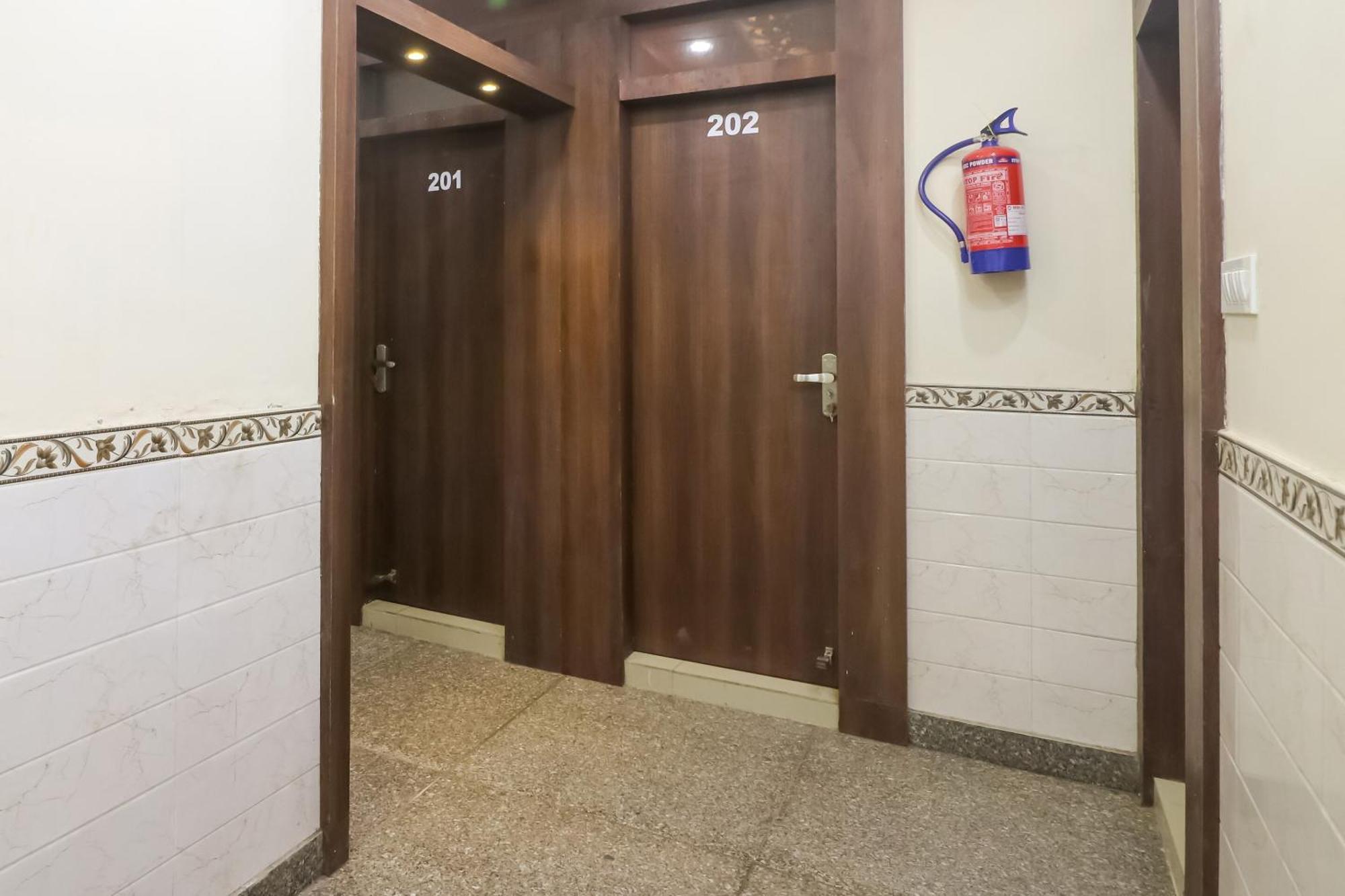 Hotel O Mayur Plaza Дели Экстерьер фото